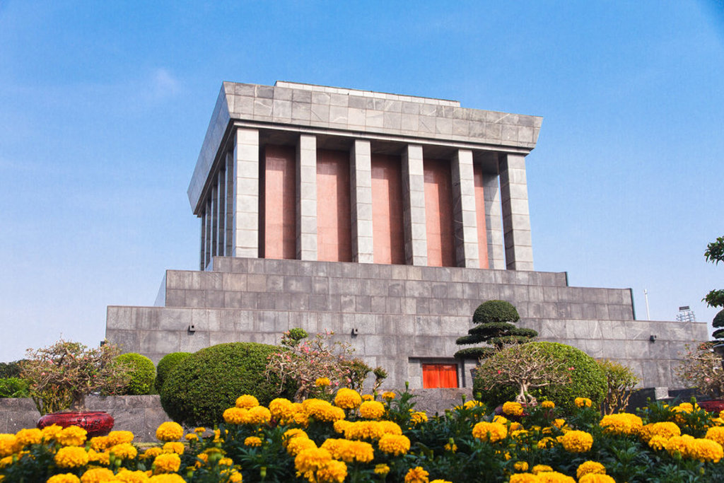 Ho Chi Minh Mausoleum in Hanoi tijdens een 22-35ers reis Vietnam, met bloemen en strak aangelegde tuin.