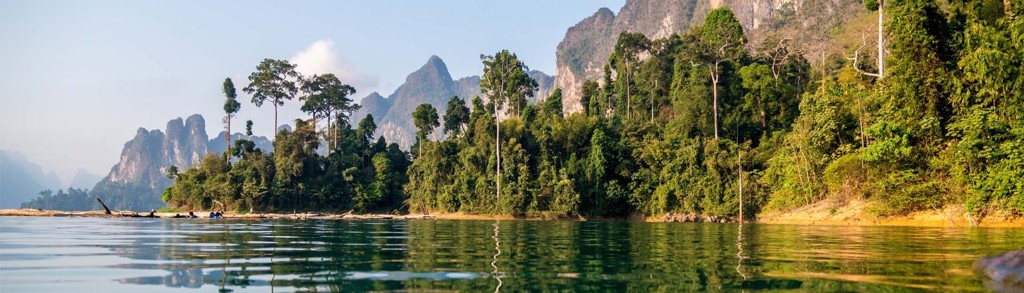 Groen berglandschap met jungle en spiegelend meer in Thailand tijdens Familiereis Thailand Comfort-Plus.