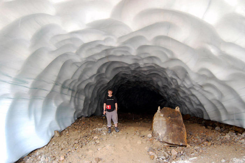 Wandelen door een ijstunnel in Canada tijdens de groepsrondreis Canada West Hoogtepunten.