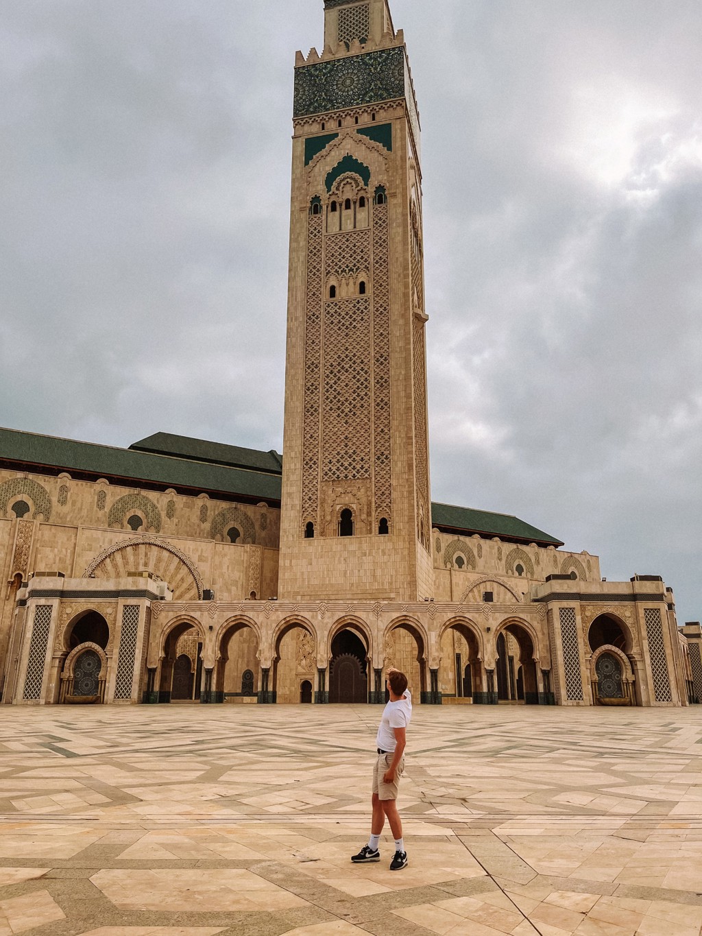 Bezoeker op het plein bij de Hassan II-moskee in Casablanca, Marokko.