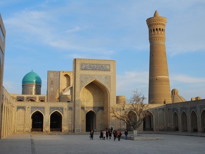 Kalon-minaret en Po-i-Kalyan-complex in Bukhara op de Zijderoute, met mozaïekgevels en binnenplaats.