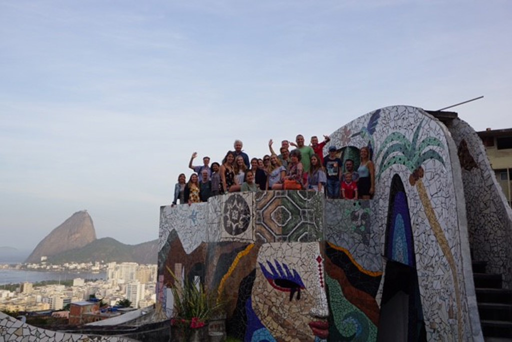 Groep reizigers op kleurrijke mozaïektrap in Rio de Janeiro, tijdens familiereis Argentinië en Brazilië.