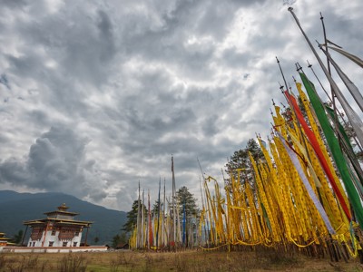 Bhutaans klooster met kleurrijke gebedsvlaggen langs de route Sikkim en Bhutan, 21 dagen.