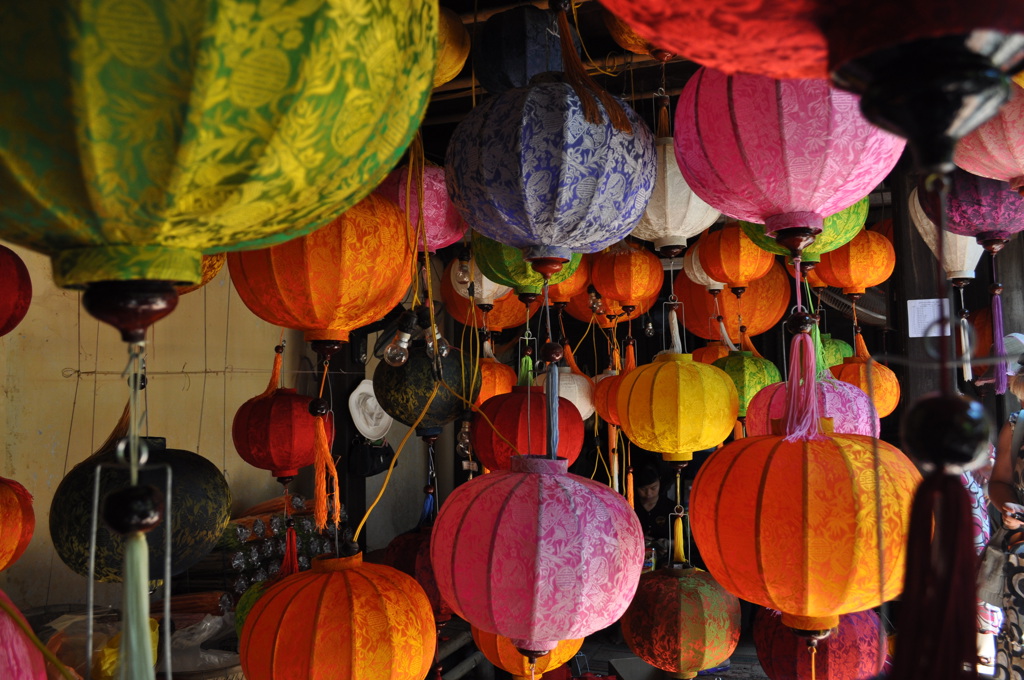 Kleurrijke lampionnen in een straat in Vietnam tijdens fietsvakantie Vietnam.