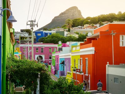 Kleurrijke huizen in de Bo-Kaap in Kaapstad, met de Tafelberg op de achtergrond.