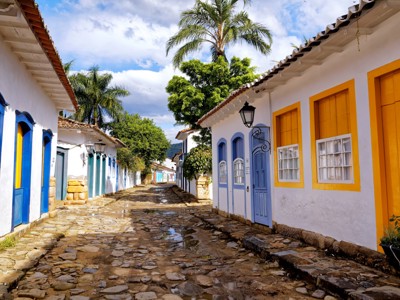 Kleurrijke straat met koloniale huizen en kasseien in Paraty, op de route van Buenos Aires naar Rio.