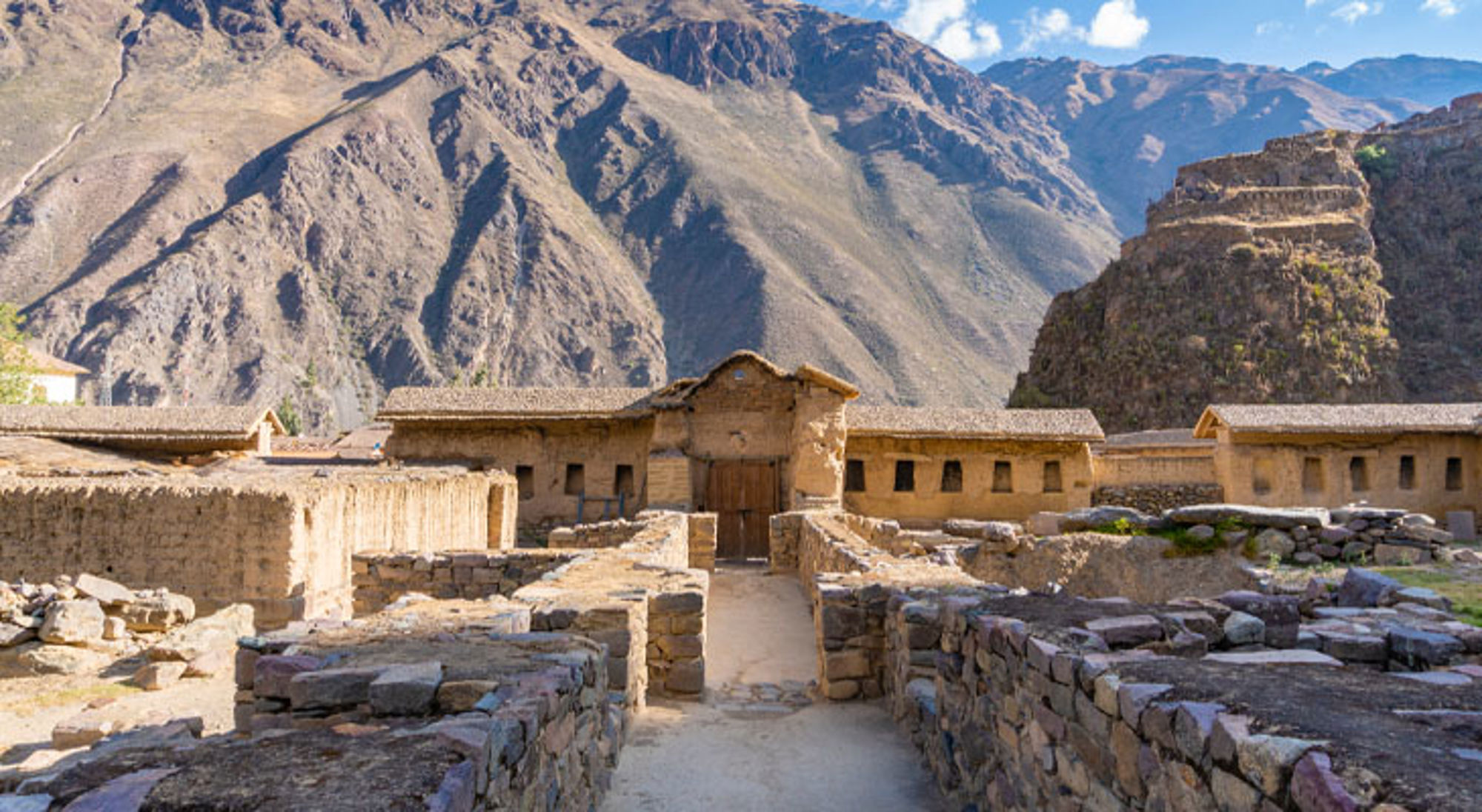 Inca-ruïnes van Ollantaytambo in de Heilige Vallei, Peru, met Andesbergen op de achtergrond.