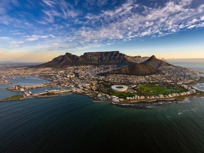 Uitzicht op Kaapstad met de Tafelberg en de kustlijn tijdens de Route Tuinroute.
