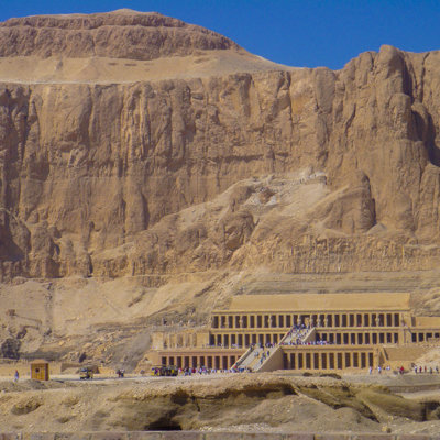 Tempel van Hatsjepsoet bij Luxor tijdens familiereis Egypte langs de Nijl.