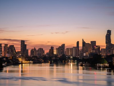 Route Indochina met tempels en pagodes langs de rivier bij zonsondergang.