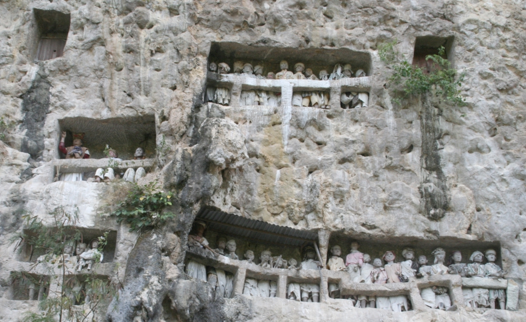 Rotsgraven met tau-tau beelden bij de Toraja in Sulawesi, Indonesië.