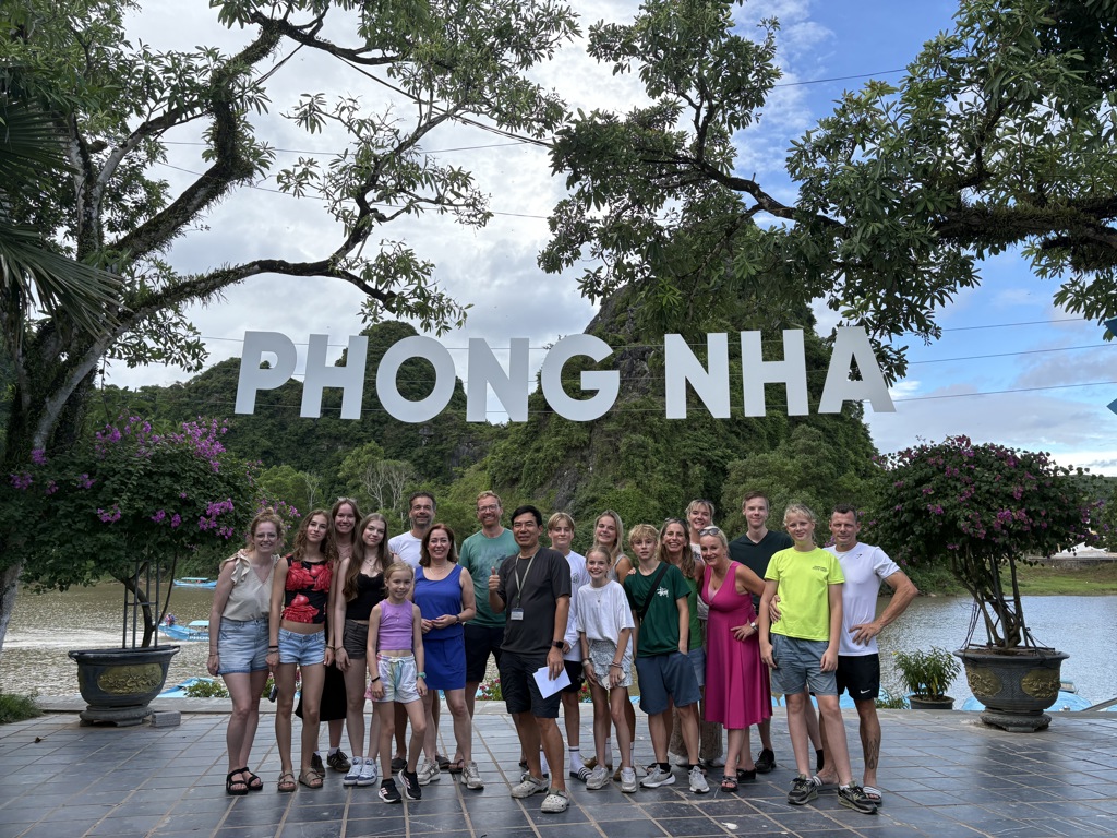 Groepsfoto van families tijdens de Familiereis Vietnam Kort bij het Phong Nha-bord in Vietnam.