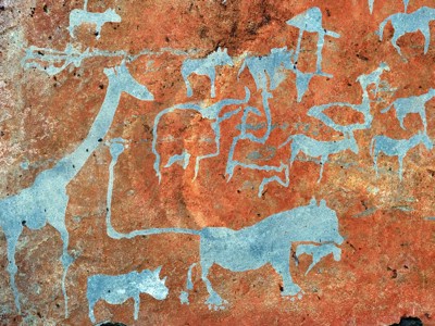 Rotstekeningen van giraffen, antilopen en een neushoorn in de Twyfelfontein-rotsen in Namibië.