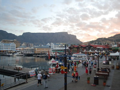 Waterfront in Kaapstad met uitzicht op de Tafelberg bij zonsondergang, tijdens groepsrondreis Zuid-Afrika Premium.