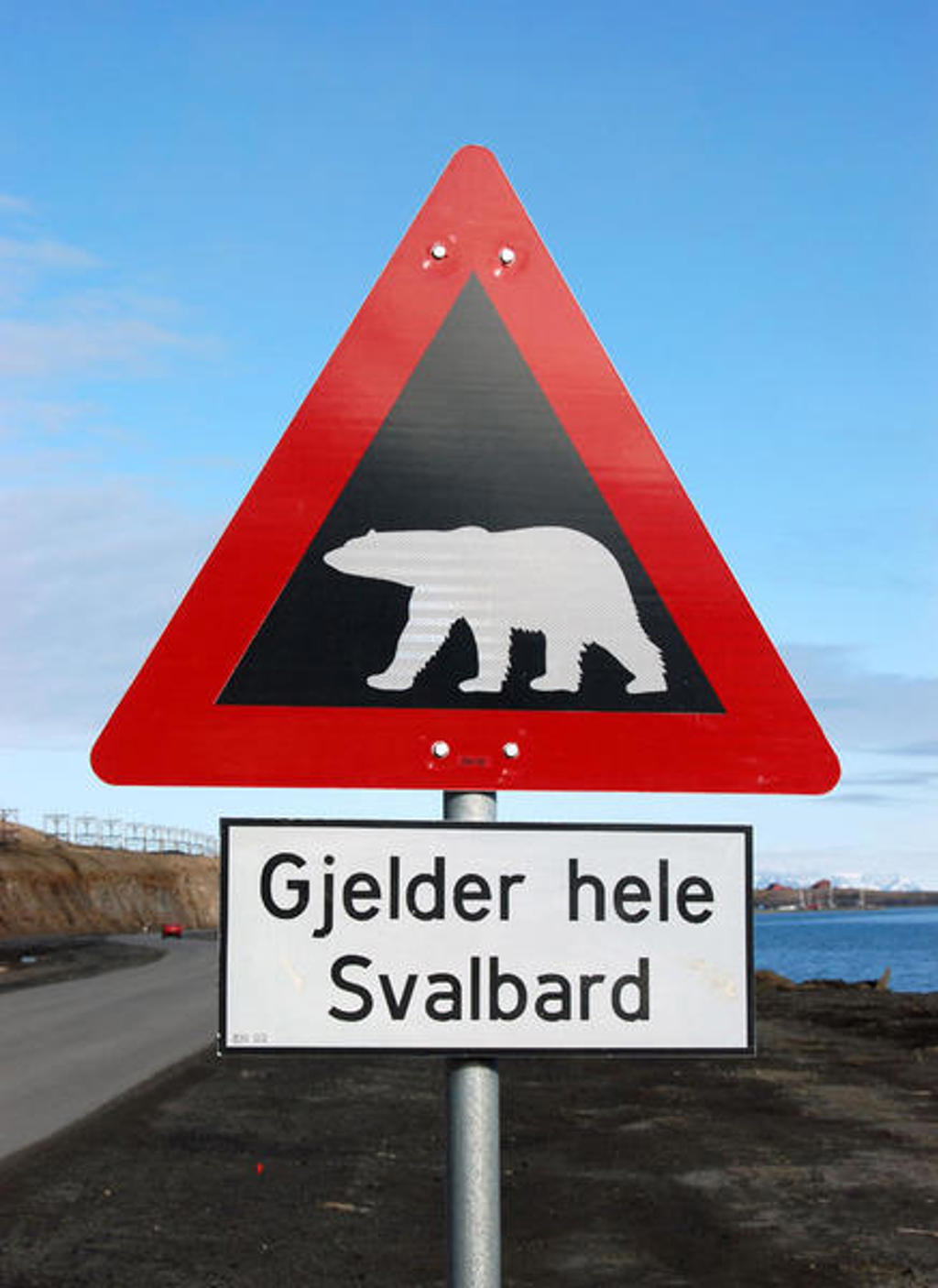 Verkeersbord met waarschuwing voor ijsberen op Spitsbergen, Svalbard.