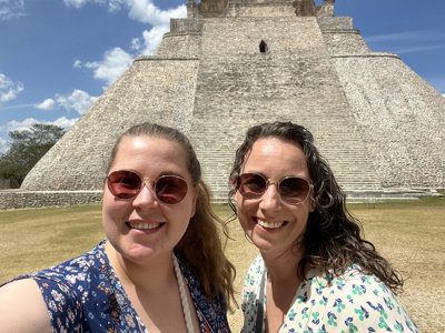 Reizigers poseren voor de Maya-piramide in Uxmal tijdens de 22-35ers groepsrondreis door Mexico.
