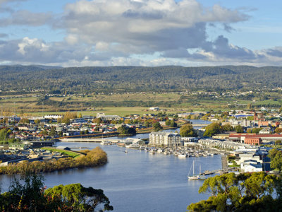 Uitzicht over Launceston met de Tamar River, jachthaven en groene heuvels in Tasmanië, Australië.