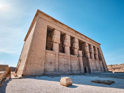 Tempel van Abu Simbel met zuilen en reliëfs in Zuid-Egypte tijdens de Route Egypte.