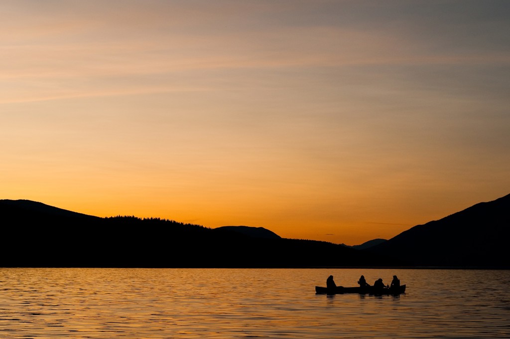 Kanoën op een meer bij zonsondergang in de Canadese Rockies tijdens een familiereis Canada West.