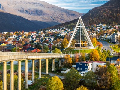 Tromsø met de Arctische Kathedraal en brug, omringd door herfstkleuren en bergen in Noorwegen.