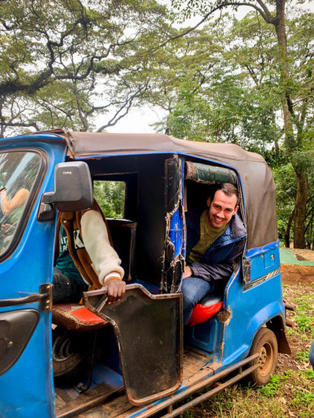 Reiziger in een tuktuk tijdens de 22-35ers reis Kenia & Tanzania.