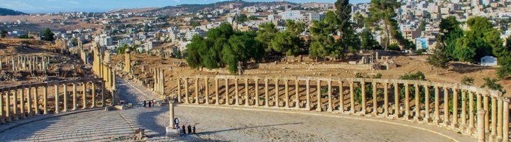 Romeinse ruïnes met zuilengalerij in Jerash, Jordanië.