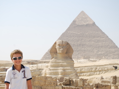 Sfinx van Gizeh met de piramide van Cheops op de achtergrond, Route Egypte.