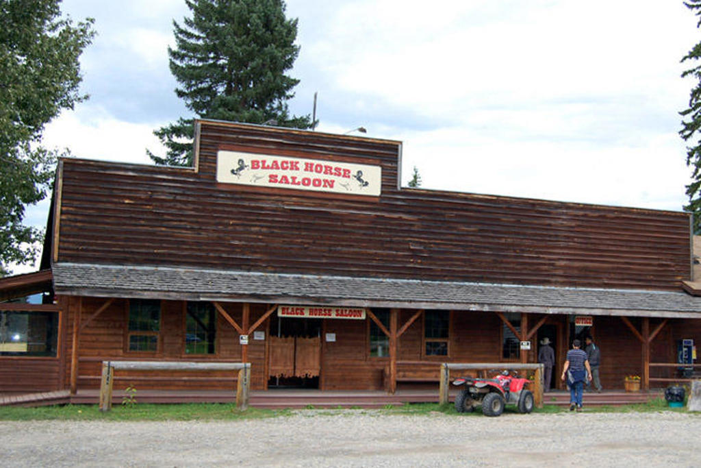 Houten gevel van de Black Horse Saloon tijdens een groepsrondreis Canada West Hoogtepunten.