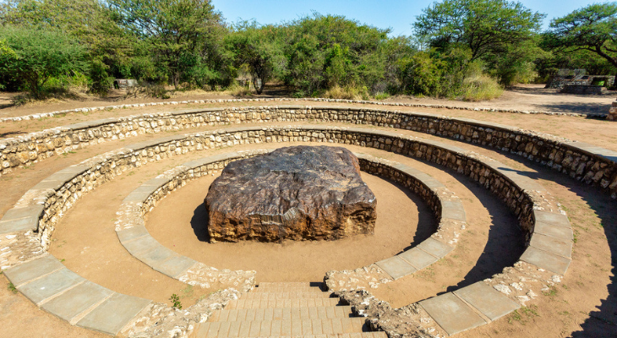 De Hoba meteoriet in Grootfontein, Namibië Hoba-meteoriet bij Grootfontein, Namibië, in een cirkelvormig stenen amfitheater.