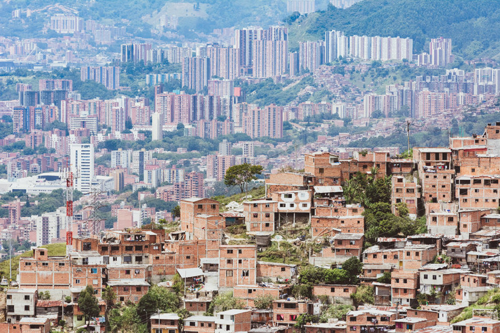 Uitzicht over Medellín, Colombia, met heuvelwijken en moderne hoogbouw in de vallei.