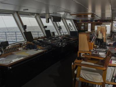Brug van expeditieschip tijdens de route Noordwaards langs Spitsbergen, Groenland en IJsland.