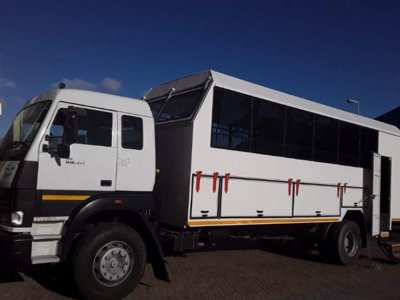Safaritenten op een kampeerplek tijdens de Truck en tent-reis door Zuidelijk Afrika.