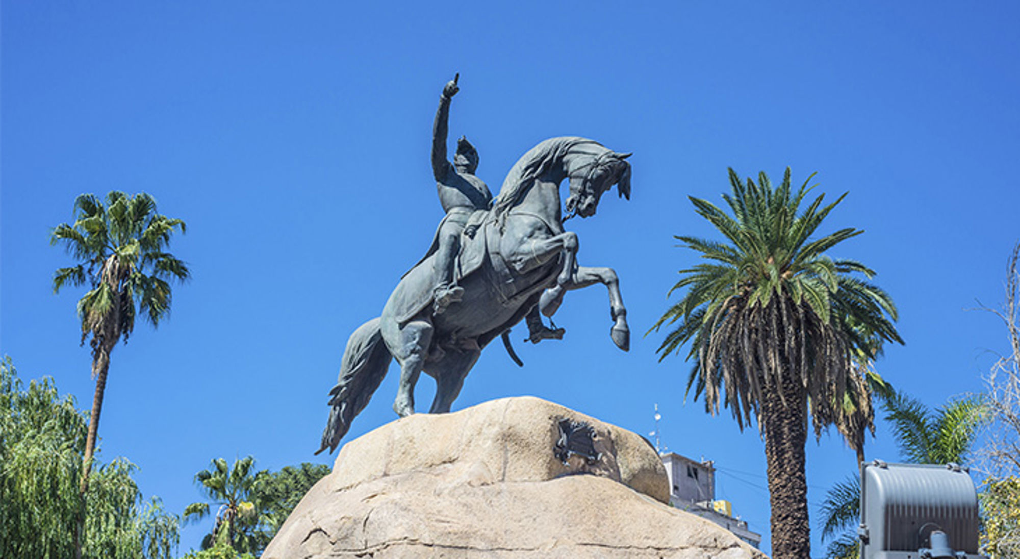 Ruiterstandbeeld van generaal José de San Martín op Plaza San Martín in Buenos Aires, Argentinië.