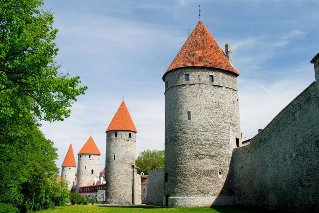 Middeleeuwse stadsmuur met ronde torens en rode daken in Tallinn, Estland.
