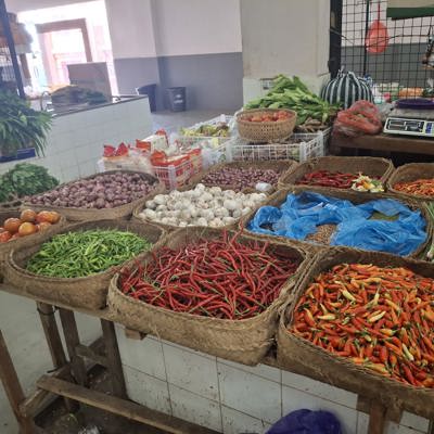 Balinese kookcursus in Lovina met verse ingrediënten en kruiden op een markt.