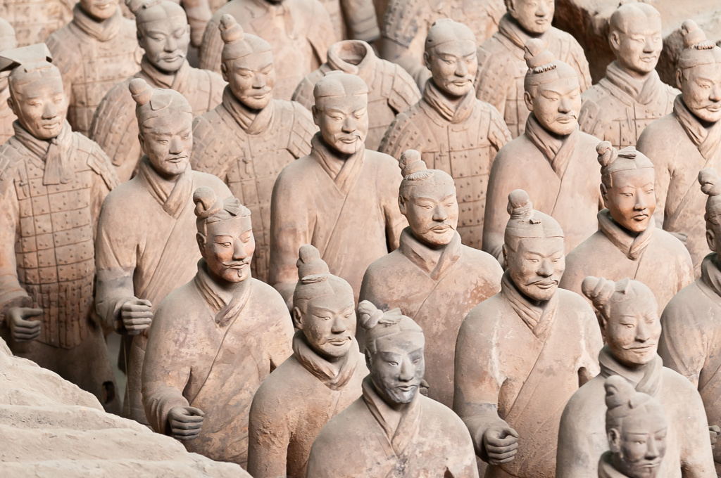 Terracottaleger in Xi’an, China, met rijen levensgrote krijgersbeelden.