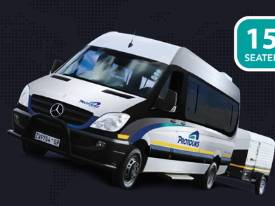 15-persoons minibus met aanhanger voor vervoer in Zuid-Afrika.