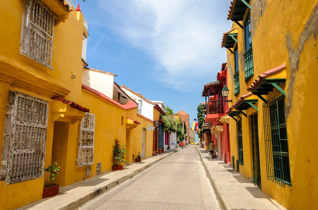 Kleurrijke straat met gele gevels en balkons in Cartagena, Colombia, tijdens een 22-35ers reis.