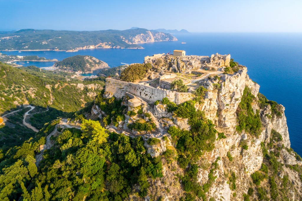 Klooster op een rots bij de Ionische Zee op Corfu, Griekenland.