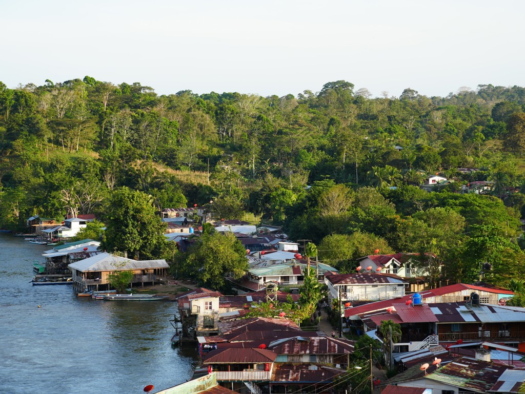 Huizen langs een rivier, omringd door groen regenwoud tijdens groepsrondreis Nicaragua en Costa Rica.