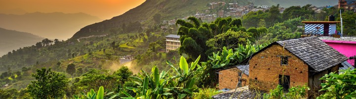 Zonsondergang over Bandipur met groene heuvels en traditionele huizen in Nepal.