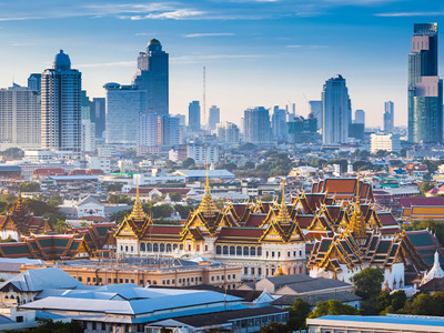 Skyline van Bangkok met het Grand Palace en moderne wolkenkrabbers op de achtergrond.