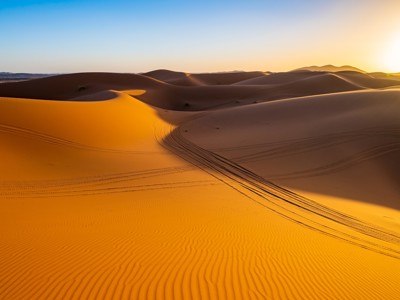 Zandduinen in de Sahara bij zonsondergang tijdens de 15-daagse route door Marokko.