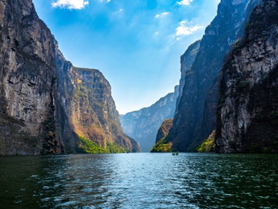 Uitzicht op de Sumidero-kloof met hoge rotswanden en een rivier, tijdens de Route Ruta Maya.