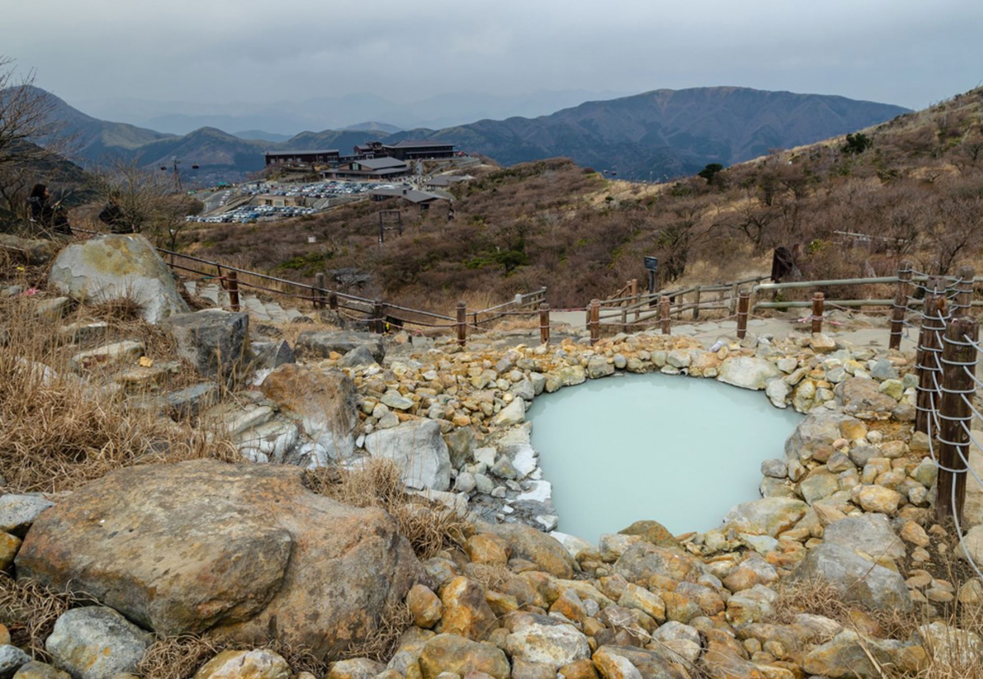 Zwavelbron met melkblauw water in de bergen van Hakone, Japan.