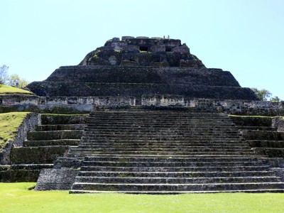 Maya-tempel met brede stenen trappen in Guatemala, onderdeel van de route Guatemala en Belize.