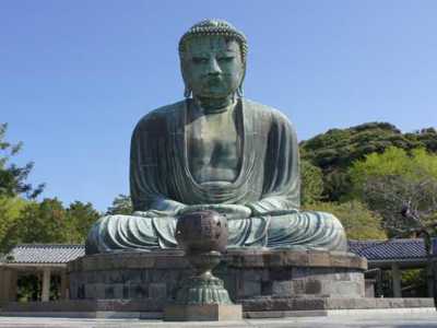 Grote Boeddha van Kamakura (Daibutsu) tijdens de route in Japan.