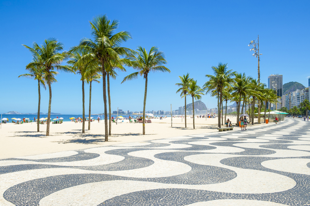 Palmbomen en boulevard met golvend mozaïek langs Copacabana Beach in Rio de Janeiro, tijdens een 22-35ers reis Brazilië.