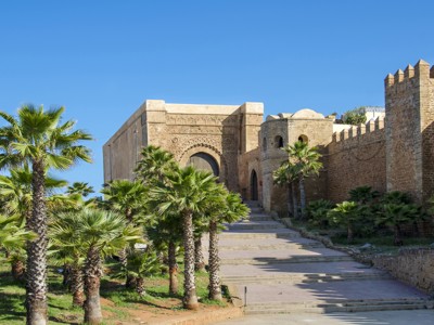 Poort en stadsmuur van de Kasbah van de Oudayas in Rabat, Marokko.