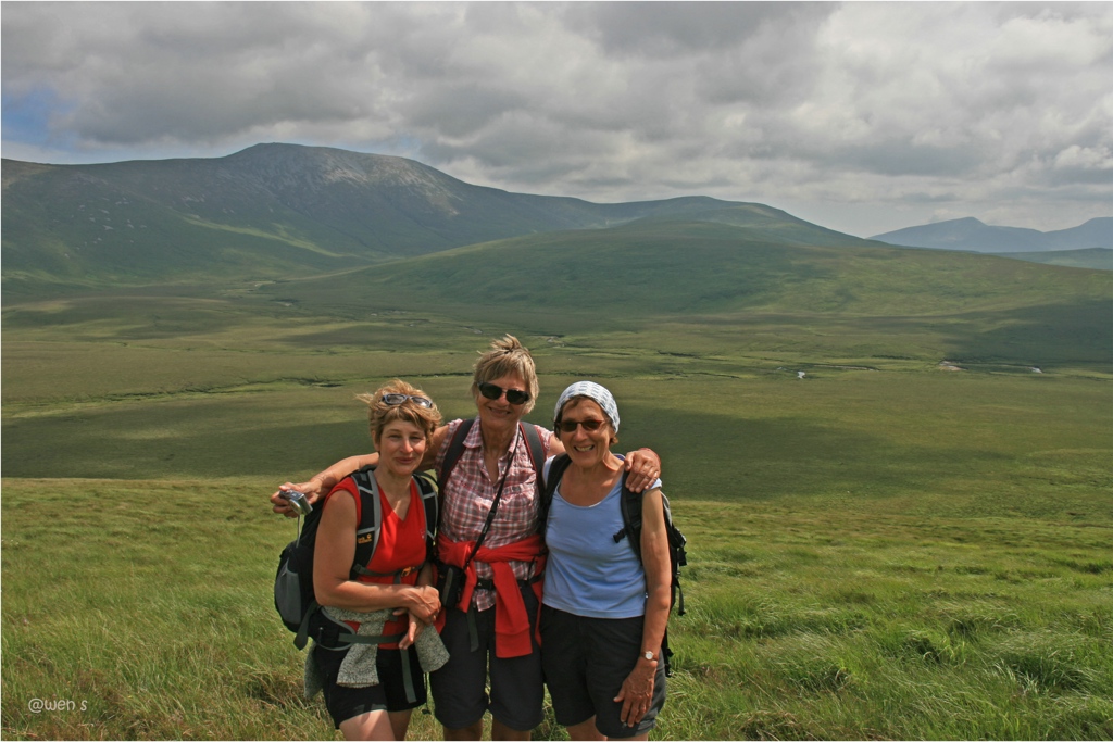 Wandelaars in de groene heuvels van Noord-Ierland en Ierland tijdens een groepsrondreis.
